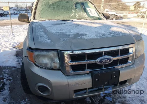 2010 Ford Escape Xls z USA, uszkodzony, nr VIN 1FMCU9C72AKC29716